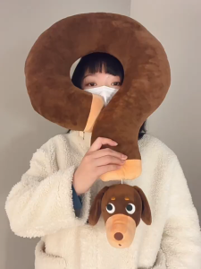 หมอนรองคอ หมอนรองหลัง เครื่องหมายคําถามหมอนรองคอหมอนเบาะน่ารัก สินค้า ดัชชุน หมอนรูปตัวยูคอตลกตุ๊กตาของขวัญวันเกิดสาว