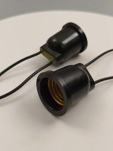 ขั้วหลอดไฟ ขั้วยางพลาสติก ทนความร้อนได้อย่างดี E27 ขั้วไฟ เกลียวมาตรฐาน กันน้ำกันฝน สามารถใช้งานกลางแจ้งได้ ใช้ได้กับหลอดเกลียว 6A 250V 10 ชิ้น