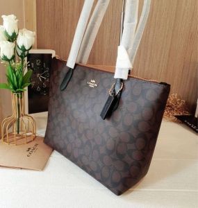 กระเป๋าสะพาย Coach 4455 กระเป๋า Zip Top ทรงช๊อปปิ้ง รุ่นนี้งานช๊อปใน่าคานี้คุ้มมากค่ะ