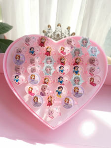 แหวนเด็กผู้หญิง แหวนสตั๊ดรูปหมีสตรอเบอร์รี่ แหวนสตั๊ดลายการ์ตูนเจ้าหญิงน้ำแข็ง แหวนเซ็ตสำหรับเด็ก แหวนปลอม