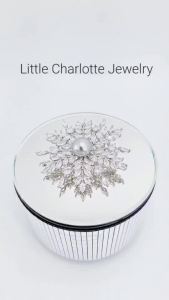 เข็มกลัด เพชร cz ประดับมุกสังเคราะห์สีเทา