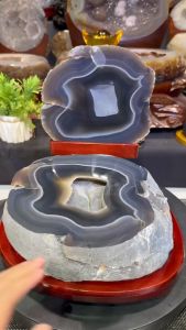 💯100%天然特大玛瑙聚宝盆 蓝纹玛瑙 💯葡萄玛瑙 高: 27cm 玛瑙宽: 22cm 底座宽: 26cm 长:28cm 总重: 8.85kg ✅ 聚宝盆具有招财聚财的功效。将聚宝盆摆在家中,可招财纳福。聚宝盆的原始形态是一颗好像球状的原矿,是一种天然的玛瑙球状体,属于天然的玛瑙原石,内部是由玛瑙和水晶构成的。玛瑙聚宝盆聚千万粒水晶和珍奇玛瑙于一身,所以能量非常的强大