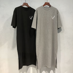 ชุดเดรสยาวปานกลางแขนสั้นหลวมสไตล์เกาหลี ปักใบหน้ายิ้ม ชุดเดรสฤดูร้อน 2024 สำหรับผู้หญิงวัย 18-29 ปี แขนสั้น กระโปรงทรงเอ