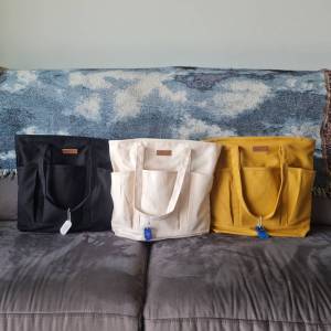 กระเป๋าผ้าแคนวาสหนา 3 ช่องใหญ่ 2 ช่องด้าน 1 ช่องใหญ่ สีขาว สีดำ สีเหลือง มีซิป ซักมือ 3 สี คุณภาพ 249 บาท