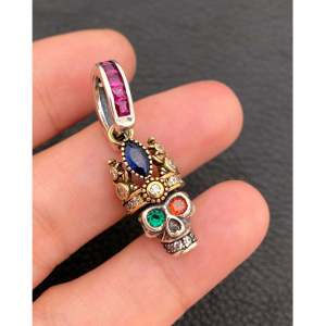 จี้ห้อยคอรูปหัวกะโหลกมงกุฎพลอยเทียมเซอร์โคเนียมหลากสีเงินแท้925แนววินเทจของช่างเงินที่แตกต่างกันสร้อยคอผู้หญิงมีสไตล์เฉพาะตัว