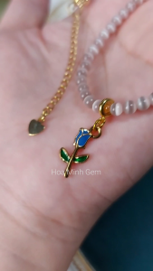 Chuỗi cổ choker đá Mắt Mèo màu hồng phớt size hạt 4 li phối charm mặt dây cành hoa kiều diễm dễ thương | Hoa Minh Gem
