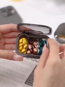 Portable mini pill box on-the-go travel morning midday evening medication box 3 compartments pill storage kotak ubat Bekas pil mini mudah alih untuk kegunaan semasa dalam perjalanan kotak ubat 3 ruang untuk dos pagi tengah hari dan petang. 迷你便携式随身小药盒