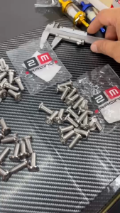 น็อตจานดิส M8x20 หัวเรียบ สแตนเลส ไม่ขึ้นสนิม ใช้กับ Mio Finn MT M-Slaz และ Honda จานแต่ง น็อตอุดจานดิส