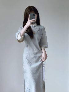 Cheongsam ฤดูใบไม้ผลิใหม่ที่หรูหราสําหรับผู้หญิงวัยรุ่นพร้อมกับเส้นใยโพลีเอสเตอร์ที่พอดีสําหรับการใช้งานประจําวันศิลปะ Qipao สําหรับงานเลี้ยงวันเกิด