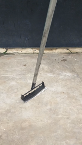 Cangkul Gulma Baja Gagang Galvanis Tebal untuk Cangkul Rumput Liar Peralatan Pertanian dan Perkebunan