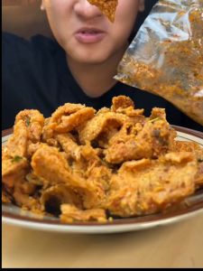 Kulit ayam crispy pedas daun jeruk 1/2 kg (500gram)