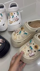 H รองเท้าเสริมส้น สูง 7 เซนติเมตร รองเท้าแฟชั่นรองเท้าเปิดส้น รองเท้าหัวปิด รองเท้าหัวโตผู้หญิง ลายผีเสื้อ KS BL 1288 -1 สี ขาว ครีม ดำ ขนาด  36-41