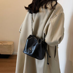 Fashionable Versatile Folded Womens Bucket Bag Commuter Crossbody Bag Simple Design Autumn Winter New Arrival Commuter Bag