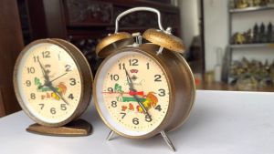 Đồng hồ báo thức in hình con gà mổ thóc chạy bằng cơ lên dây cót