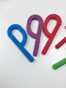 Teether Bayi Bentuk Huruf P&T: Solusi Terapi Bicara & Mainan Gigitan Aman