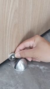 Chốt chặn cửa bán nguyệt đệm cao su bản to và dày 2 vít chống va đập