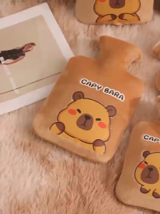 Túi Chườm Nóng 500ml Hình Gấu Capybara – Bình Chườm Giữ Nhiệt Vải Nhung Siêu Mềm An Toàn Dễ Thương