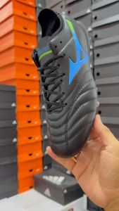 รองเท้าฟุตบอลมิชุโน่ สตั๊ดฟุตบอลมีลิ้นสีดำแถบน้ำเงิน