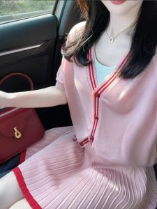 ชุดเสื้อและกระโปรงถักสีชมพู ชุดแฟชั่นฤดูร้อนสำหรับผู้หญิง ชุดกระโปรงสั้นสองชิ้น ชุดทำงานสไตล์เกาหลี ชุดทำงานสไตล์เกาหลี