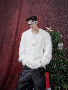 เสื้อสเวตเตอร์คอวีขนแกะปลอมหนาสำหรับผู้ชายในฤดูใบไม้ร่วง/ฤดูหนาว เสื้อสเวตเตอร์ถักแบบหลวมๆ ดีไซน์ไม่ซ้ำใคร เสื้อตัวบนแฟชั่น