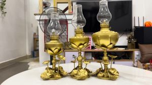 Đèn dầu đế hoa sen thờ cúng bằng đồng 3 cỡ: Bầu 7cm (cao 25cm) bầu 8cm(cao 27cm) bầu 10cm(cao 30cm)