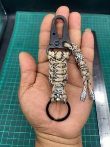 พวงกุญแจถักเชือกparacord 4 mm. ตะขอเกี่ยวหัวโลหะอย่างดี มีจี้หัวกระโหลก มีหลายสีให้เลือก