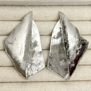 Retro Exaggerated Irregular Metal Rhombus Texture Sensation Earrings Popular 2024 Unique Ear Studs Geometric Pattern for Women