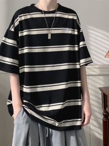 เสื้อยืดแขนสั้นลายทางสีดำขาวสไตล์ย้อนยุคสำหรับผู้ชาย ทรงหลวม ระบายอากาศได้ดี ใส่สบาย สำหรับฤดูร้อน