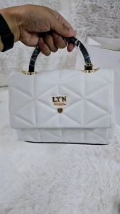 พร้อมส่งครบสี กระเป๋าสะพายข้าง LYN รุ่นโคโค่ หูจับมีอะไหล่ตัว L งานสวยรุ่นฮิต