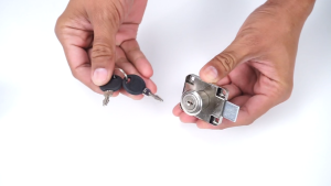 กุญแจล็อกเฟอร์นิเจอร์ กุญแจล็อกตู้ กุญแจลิ้นชัก ราคา 1 ชิ้น รุ่น ZZH-139-22 IRON (CAMEL HUMP) ลิ้นชักโต๊ะทำงาน