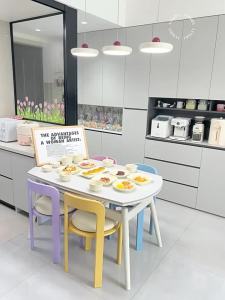 JINGDITAOCI | Bộ Dụng Cụ Bàn Ăn Sứ Pha Lê Màu Kem Pastel