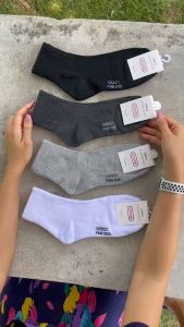 Socksy ถุงเท้าข้อยาว สีพื้น หนานุ่ม ใส่สบาย ระบายอากาศดี ฟรีไซส์ ใส่ได้ทั้งชายหญิง