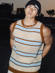 เสื้อกั๊กผ้าขนแกะสีน้ำเงินคลีนและสีครีมกล้วยและสตรอเบอร์รี่ ฤดูร้อน 2025 ทรงหลวม แขนกุด ปกติ ลำลอง เยาวชน ฤดูร้อน เสื้อกั๊ก