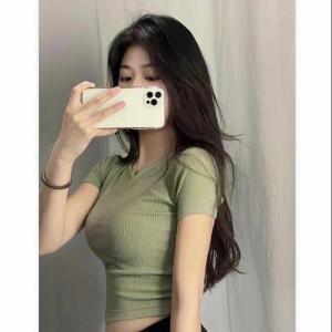 เสื้อยืดแขนสั้นทรงสลิมฟิตสำหรับผู้หญิงในช่วงฤดูร้อน ทรงเข้ารูป เสื้อเชิ้ตพื้นฐาน ลายลูกไม้ ลายสก็อต สีพื้น