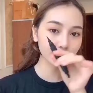 Bút kẻ mắt nước eyeliner CmaaDu stamp có đầu liner vẽ sẵn tiện dùng cho các bạn mới tập make up