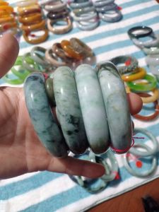 กำไลหยกแท้เสื้อผ้าหน้าสีเขียวอ่อนผสมดำ size 59 รหัส 046 DB