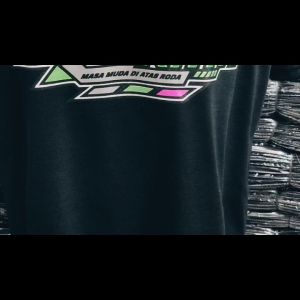 BAJU KAOS DISTRO CERITA DIJALAN RAYA MASA MUDA DIATAS RODA BLACK