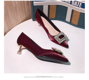 รองเท้าส้นสูงคริสตัลสไตล์ฝรั่งเศส หนังแท้ ทรงหัวแหลม รองเท้าแตะส้นบาง ฤดูใบไม้ผลิและฤดูใบไม้ร่วง รองเท้าแตะหนังสีอ่อนใหม่