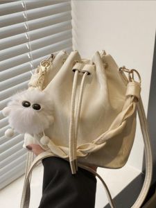 กระเป๋าถังสไตล์เกาหลีทันสมัยสําหรับผู้หญิงกระเป๋าลําลองพื้นผิวนุ่มพร้อมสายปิดเข็มขัดและสายสะพายไหล่