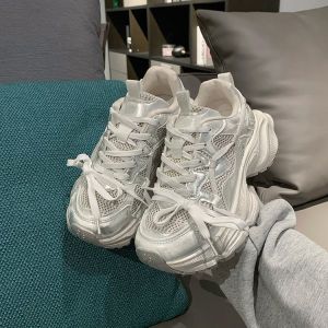 รองเท้าผ้าใบพื้นหนาสไตล์ปารีส ทรงลำลอง รองเท้ากีฬาแบบสวมสบายสำหรับผู้หญิง ฤดูใบไม้ผลิและฤดูร้อน 2025 รองเท้าผ้าใบสไตล์เดนิมแบบใหม่