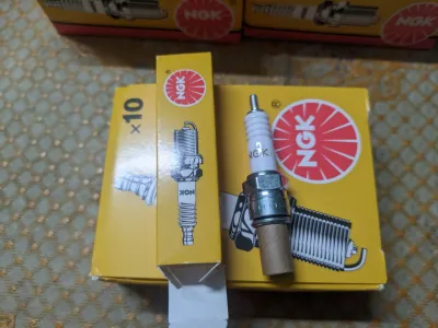 Bộ bugi NGK Buri NGK 10 chiếc màu vàng logo đỏ thiết kế kim loại phù hợp cho xe máy.