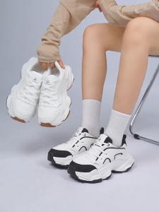 อุปทานในสต็อก รองเท้าผ้าใบลำลองสีขาว สไตล์มินิมอล รองเท้าผ้าใบแฟชั่นผู้หญิง กันกระแทกยืดหยุ่นสูงนุ่ม เสริมส้น5ซม.ไซส์ 36-40