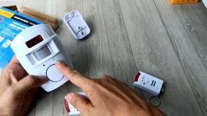 CẢM BIẾN HỒNG NGOẠI BÁO ĐỘNG CHỐNG TRỘM có 2 remote điều khiển từ xa Tặng Pin