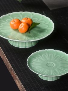 Chinese Style High Footed Lotus Flower Design Porcelain Fruit Tray Snack Tea Time Plate Display Piece Dry Fruit Offering Tray