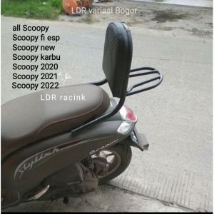 Sandaran jok belakang Scoopy fi new esp Old 2020/2021/2022/2023/2024 hitam untuk motor Scoopy cocok untuk berbagai model tahun 2020 hingga 2024 dengan desain ergonomis dan rangka besi.