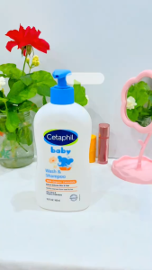 Sữa tắm gội Cetaphil 400ml cho trẻ em chứa các thành phần tự nhiên từ Calendula hữu cơ giúp làm sạch bụi bẩn trên bề mặt da bé