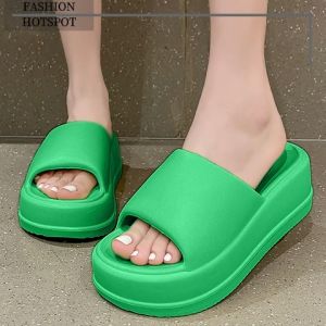 QDshop สินค้ามาใหม่ รองเท้าแตะแบบสวมผู้หญิง สร้างความสวยงามด้วยสินค้าทรงเรียบสวย เลือกราคาตั้งแต่ 3,400 บาท สีผิว และอื่นๆ วัสดุยางน้ำหนักเบา ทำให้เสริมส้นมาให้เป็น 2 นิ้ว และมีความพึงพอใจตามสี