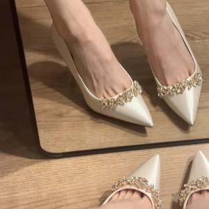 รองเท้าส้นสูงประดับเพชรสำหรับผู้หญิง ทรงหัวแหลมสไตล์ฝรั่งเศส รองเท้าแต่งงานแบบสวมได้สองทาง รองเท้าส้นเดี่ยวแบบหุ้มเต็ม รองเท้าแฟชั่นสุดหรู