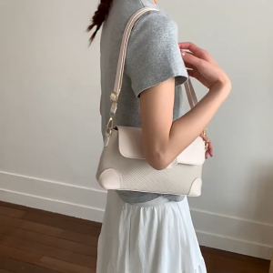 EchoBliss กระเป๋าทรงสี่เหลี่ยมใบเล็กลายบาแกตต์เนื้อย้อนยุคกระเป๋าสะพายข้างแบบเรียบง่ายแบบใหม่ฤดูร้อนกระเป๋าใต้วงแขนสะพายไหล่เดียวอินเทรนด์สไตล์ตะวันตก