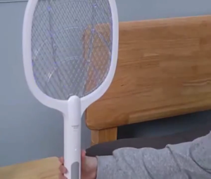 ประกัน 6 ปี 3000Vไม้ตียุงมินิมอลพร้อมไฟล่อยุงแสงสีม่วง ชาต1ครั้ง เก็บไว้ใช้ได้1เดือน แท่นชาร์จไร้สายฟรี Mosquito swatter